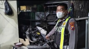 Pemuda Sidoarjo Tunggal Tanpa Penumpang, Tewas Setelah Motor Oleng Dan Menabrak Pohon di Jalan Raya Kletek