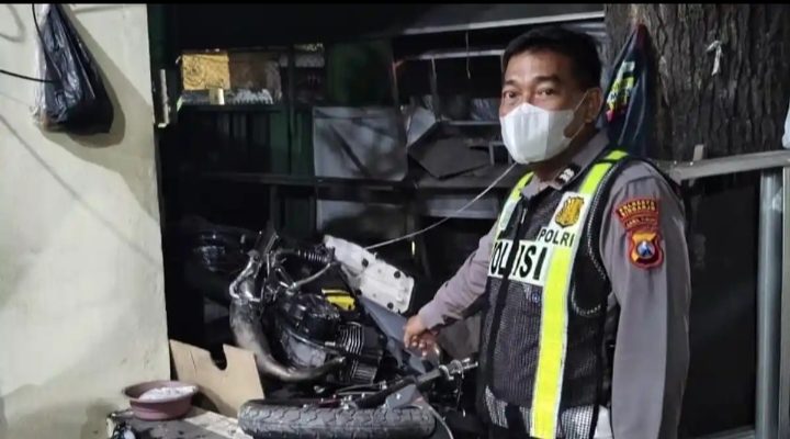 Pemuda Sidoarjo Tunggal Tanpa Penumpang, Tewas Setelah Motor Oleng Dan Menabrak Pohon di Jalan Raya Kletek